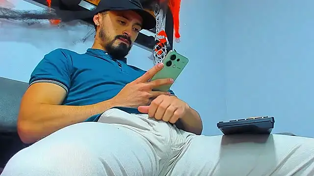 Snapshot of MAXIMUS_MASTE3 chatting on 10.11.25 MAXIMUS MASTE3 online show from 10.11.25