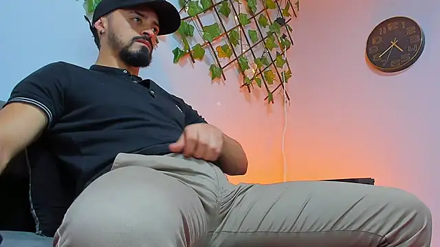 Snapshot of MAXIMUS_MASTE3 chatting on 11.17.25 MAXIMUS MASTE3 online show from 11.17.25