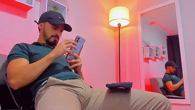 Snapshot of MAXIMUS_MASTE3 chatting on 11.30.25 MAXIMUS MASTE3 online show from 11.30.25