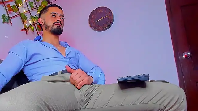 Snapshot of MAXIMUS_MASTE3 chatting on 12.14.25 MAXIMUS MASTE3 online show from 12.14.25