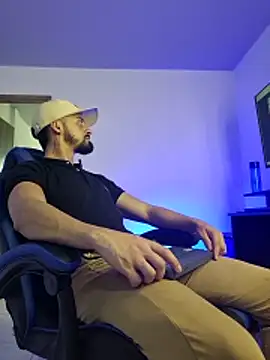 Snapshot of MAXIMUS_MASTE3 chatting on 02.04.26 MAXIMUS MASTE3 online show from 02.04.26