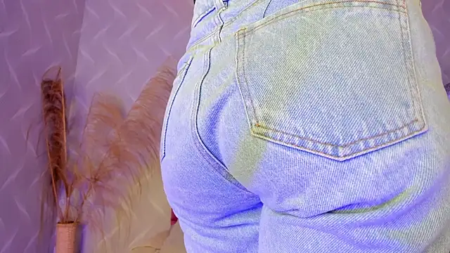 Snapshot of natalia_aguirre1 chatting on 02.19.25 natalia aguirre1 online show from 02.19.25