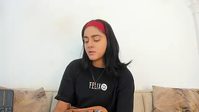 Snapshot of natalia_aguirre1 chatting on 10.14.25 natalia aguirre1 online show from 10.14.25