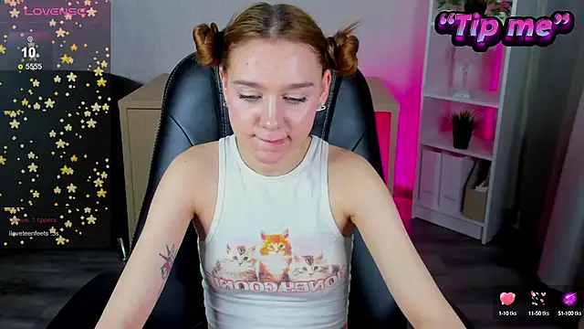 Snapshot of Lesi_Moonie01 chatting on 02.04.25 Lesi Moonie01 online show from 02.04.25