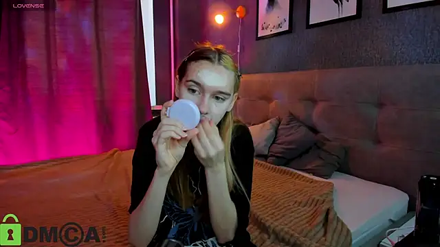 Snapshot of Lesi_Moonie01 chatting on 10.14.25 Lesi Moonie01 online show from 10.14.25