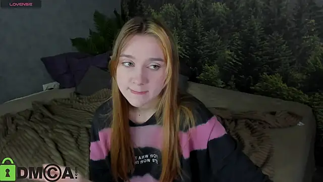 Snapshot of Lesi_Moonie01 chatting on 11.04.25 Lesi Moonie01 online show from 11.04.25