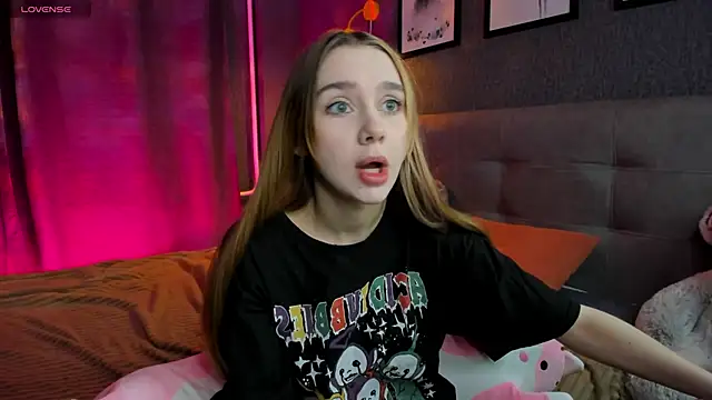 Snapshot of Lesi_Moonie01 chatting on 11.06.25 Lesi Moonie01 online show from 11.06.25