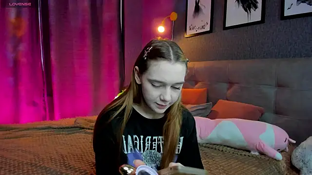 Snapshot of Lesi_Moonie01 chatting on 11.20.25 Lesi Moonie01 online show from 11.20.25