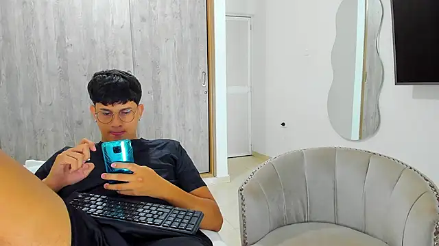 Snapshot of kittyandrick chatting on 12.04.24 kittyandrick online show from 12.04.24