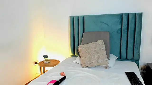 Snapshot of HollyHudsonn chatting on 12.20.24 HollyHudsonn online show from 12.20.24