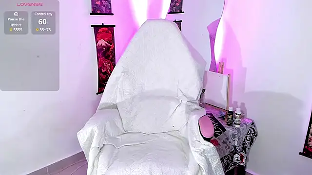 Snapshot of HollyHudsonn chatting on 02.28.25 HollyHudsonn online show from 02.28.25