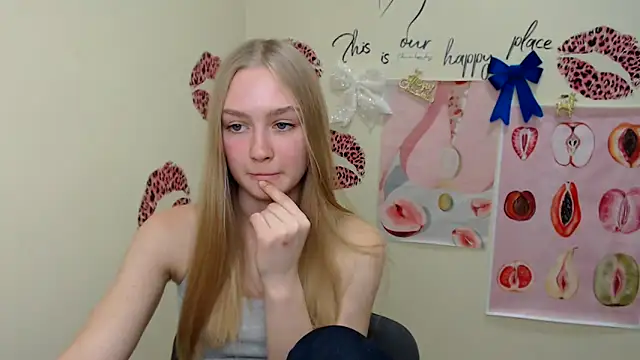 Snapshot of MademoiselleCl chatting on 12.20.24 MademoiselleCl online show from 12.20.24