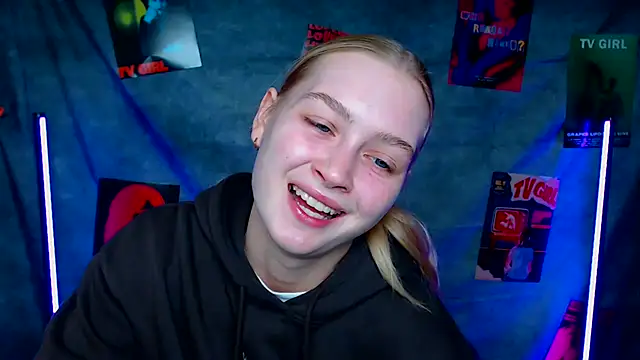 Snapshot of MademoiselleCl chatting on 10.16.25 MademoiselleCl online show from 10.16.25