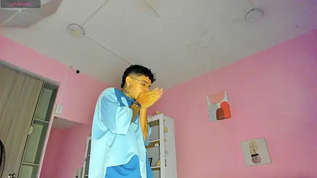 Ian Castillo  online show from 11.04.25