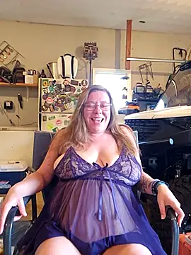 Snapshot of MsShelby40 chatting on 09.10.25 MsShelby40 online show from 09.10.25