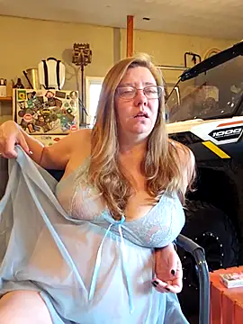 Snapshot of MsShelby40 chatting on 10.05.25 MsShelby40 online show from 10.05.25