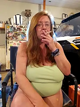 Snapshot of MsShelby40 chatting on 10.09.25 MsShelby40 online show from 10.09.25