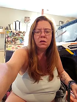 Snapshot of MsShelby40 chatting on 10.10.25 MsShelby40 online show from 10.10.25