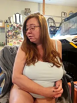 Snapshot of MsShelby40 chatting on 10.30.25 MsShelby40 online show from 10.30.25