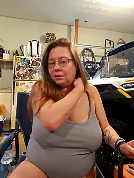 Snapshot of MsShelby40 chatting on 11.21.25 MsShelby40 online show from 11.21.25