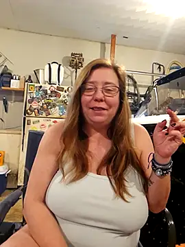 Snapshot of MsShelby40 chatting on 11.29.25 MsShelby40 online show from 11.29.25