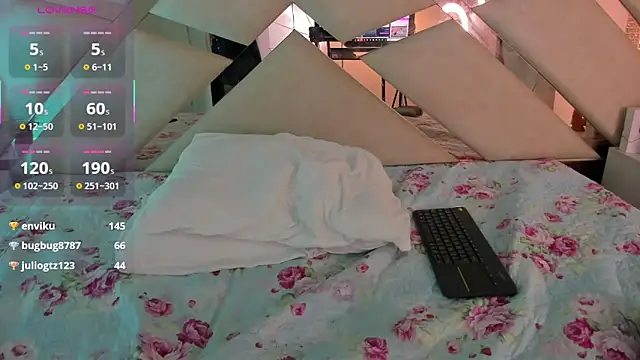 Snapshot of sophie_pariss chatting on 11.26.25 sophie pariss online show from 11.26.25