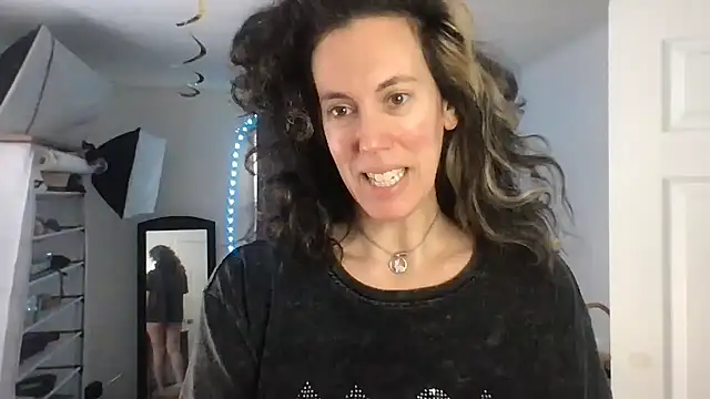 Snapshot of BonfireBonnie chatting on 01.14.25 BonfireBonnie online show from 01.14.25