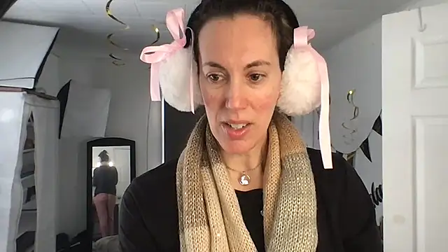 Snapshot of BonfireBonnie chatting on 02.20.25 BonfireBonnie online show from 02.20.25