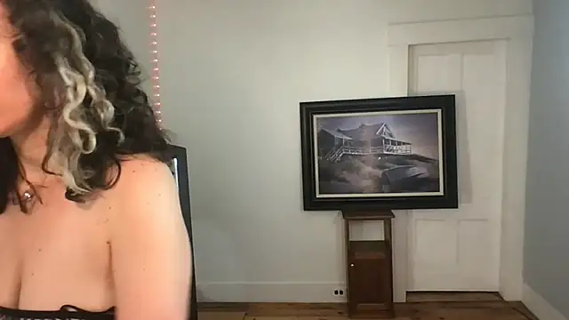 Snapshot of BonfireBonnie chatting on 09.25.25 BonfireBonnie online show from 09.25.25