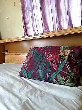 Snapshot of Hornyparratjie chatting on 10.22.25 Hornyparratjie online show from 10.22.25