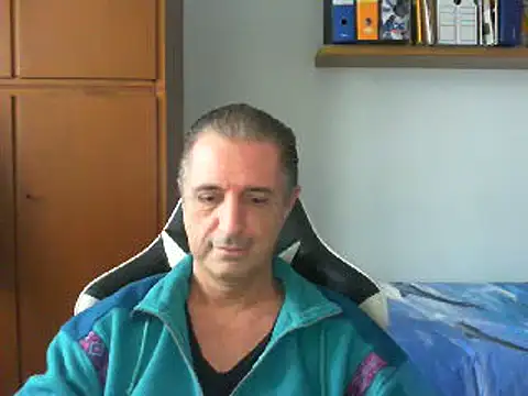 Snapshot of lliuk70mi chatting on 12.15.24 lliuk70mi online show from 12.15.24