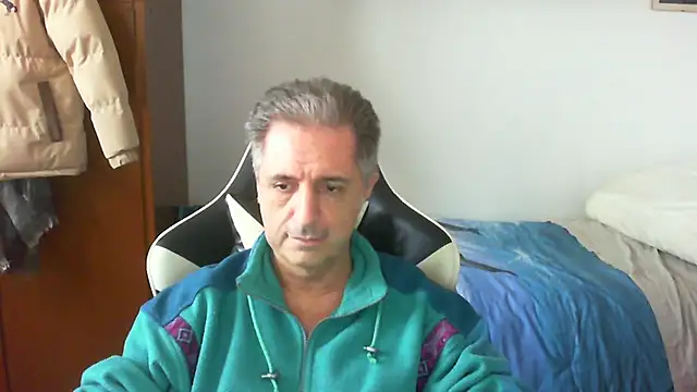 Snapshot of lliuk70mi chatting on 02.26.26 lliuk70mi online show from 02.26.26