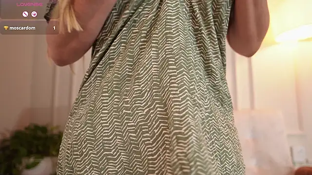 Snapshot of Tiffany_Sims1 chatting on 02.12.26 Tiffany Sims1 online show from 02.12.26