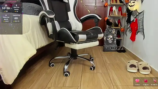 Snapshot of SophieBaker__ chatting on 10.13.25 SophieBaker online show from 10.13.25