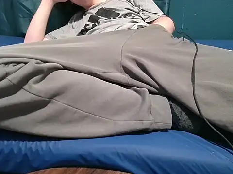 Snapshot of krissraw chatting on 11.28.25 krissraw online show from 11.28.25