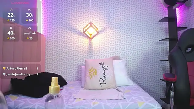 Snapshot of cassiehoward14 chatting on 02.11.25 cassiehoward14 online show from 02.11.25