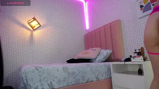 Snapshot of cassiehoward14 chatting on 03.19.25 cassiehoward14 online show from 03.19.25