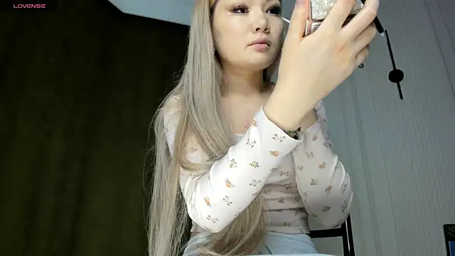 Xiao Mei  online show from 02.28.25