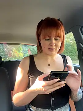 Snapshot of ObviouslyPeachy chatting on 10.02.25 ObviouslyPeachy online show from 10.02.25