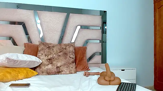 cintia hills online show from 01.09.25