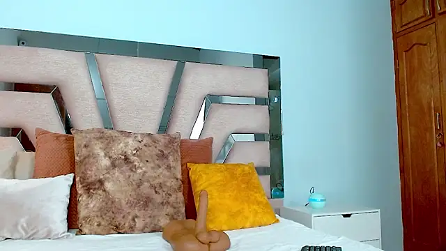 cintia hills online show from 01.22.25