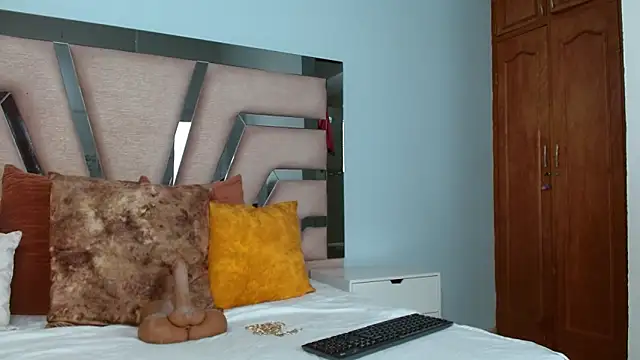 cintia hills online show from 02.11.25