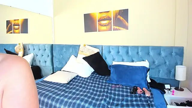 Snapshot of Sam_and_molly_ chatting on 12.01.24 Sam and molly online show from 12.01.24