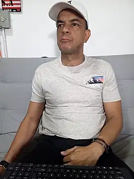 Snapshot of latinmartin73 chatting on 02.22.25 latinmartin73 online show from 02.22.25