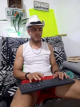 Snapshot of latinmartin73 chatting on 09.15.25 latinmartin73 online show from 09.15.25