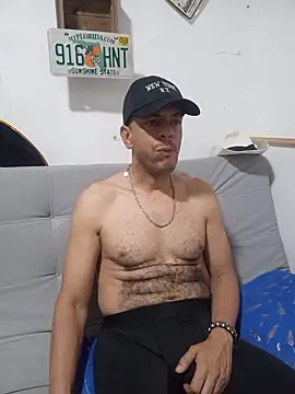 Snapshot of latinmartin73 chatting on 11.03.25 latinmartin73 online show from 11.03.25