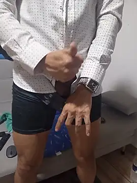 Snapshot of latinmartin73 chatting on 11.11.25 latinmartin73 online show from 11.11.25