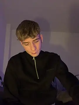 Snapshot of MiguelRausch chatting on 02.26.25 MiguelRausch online show from 02.26.25