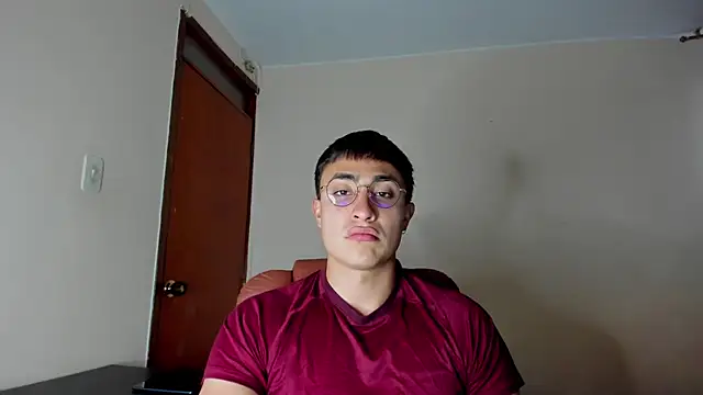 Snapshot of Leoknight chatting on 02.05.25 Leoknight online show from 02.05.25