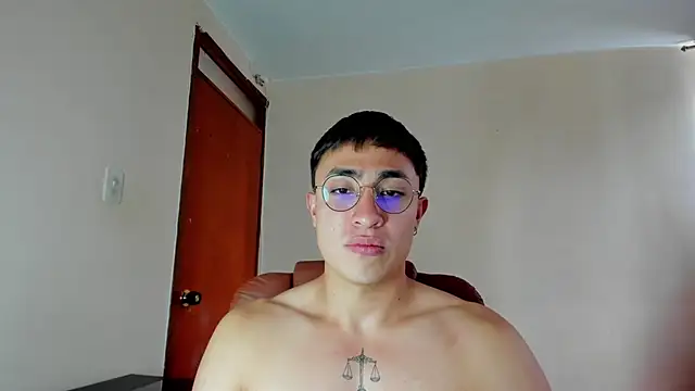 Snapshot of Leoknight chatting on 02.08.25 Leoknight online show from 02.08.25